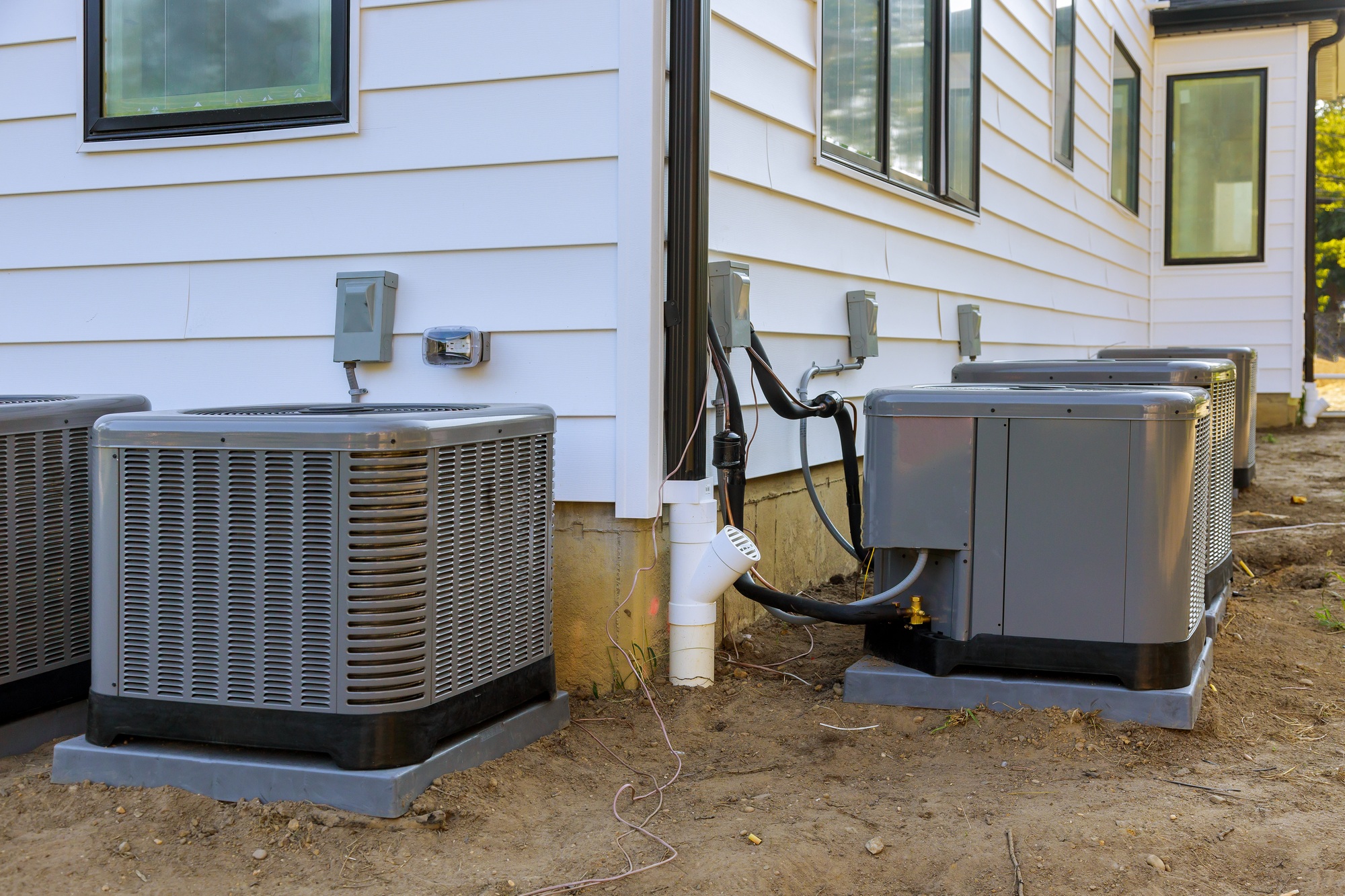 http://Air%20conditioning%20system%20outside%20installation%20on%20of%20the%20house.